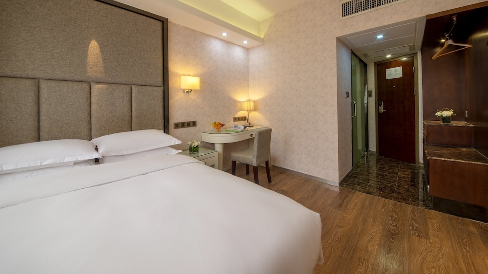 Standard Room, 1 King Bed, Smoking (Extra Floor Space) photo 2