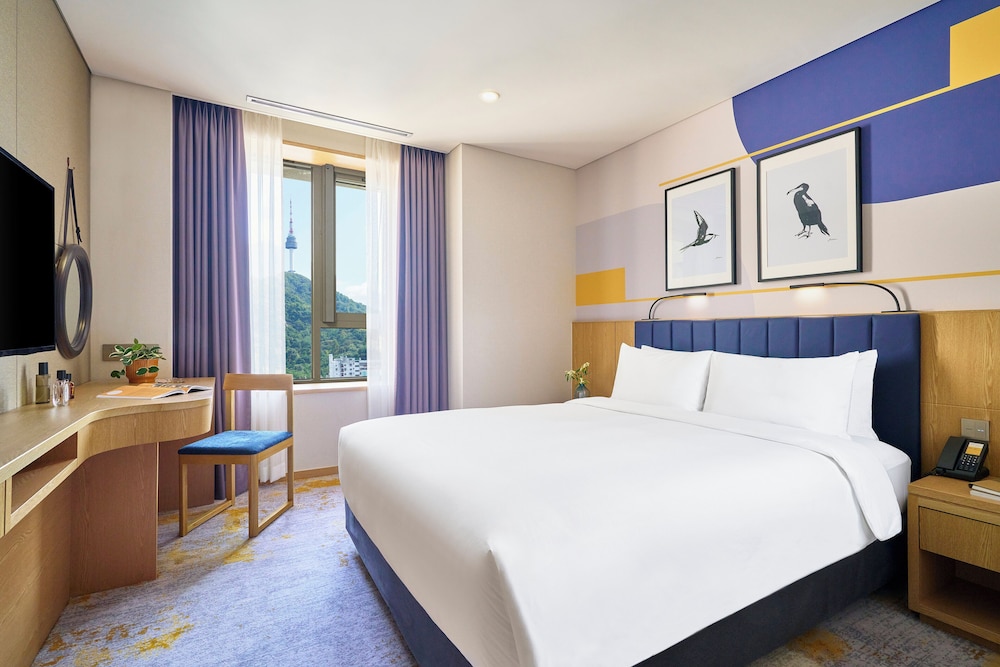 Deluxe Room, 1 King Bed, Mountain View