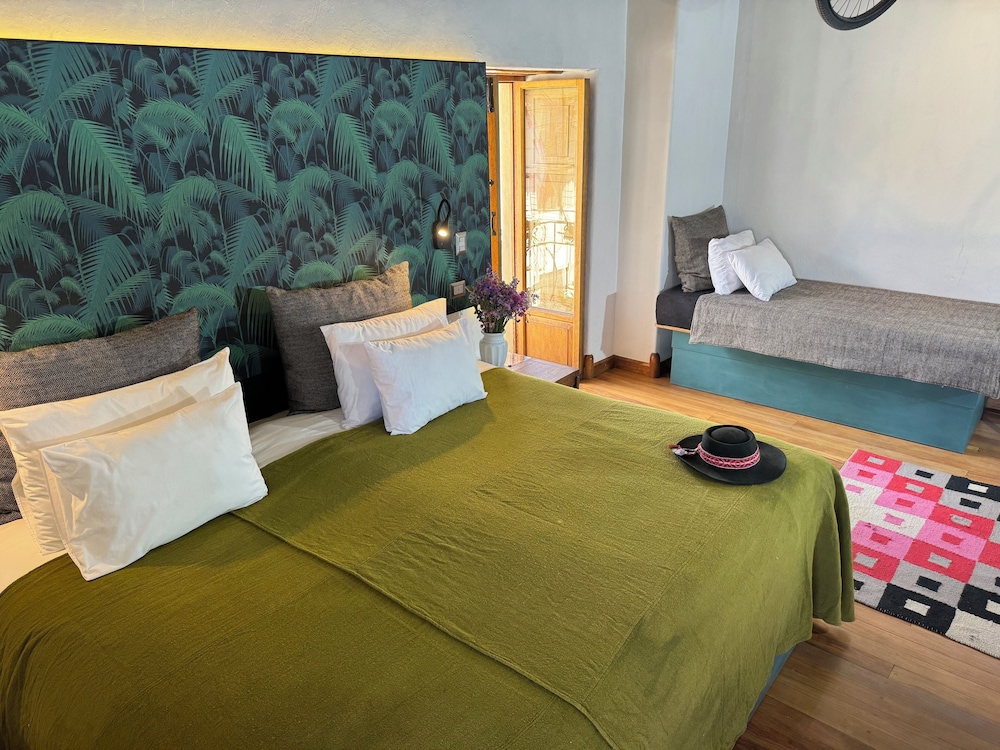 Design Room, Multiple Beds, Kitchenette, Mountain View, photo 6