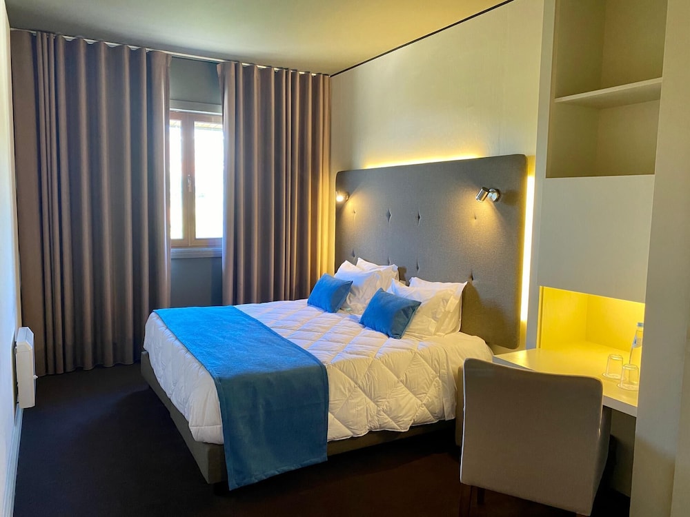 Premium Twin Room - Photo 7