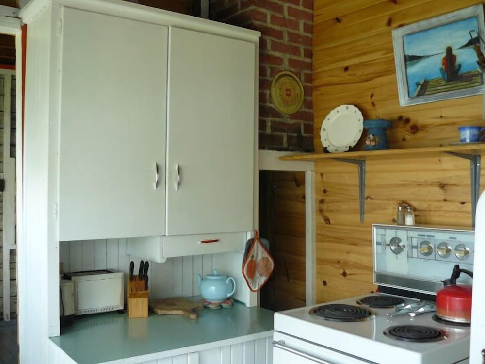 Traditional Cottage, 1 Bedroom, Kitchen, Bay View (Waterfront Cottage 2) photo 2