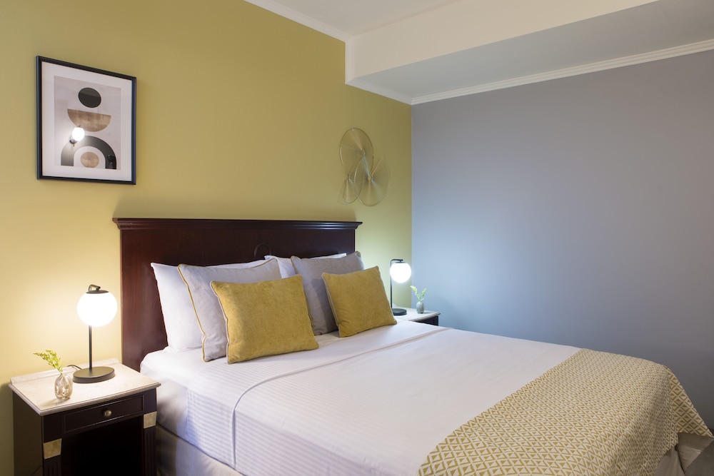 Suite - Photo 1