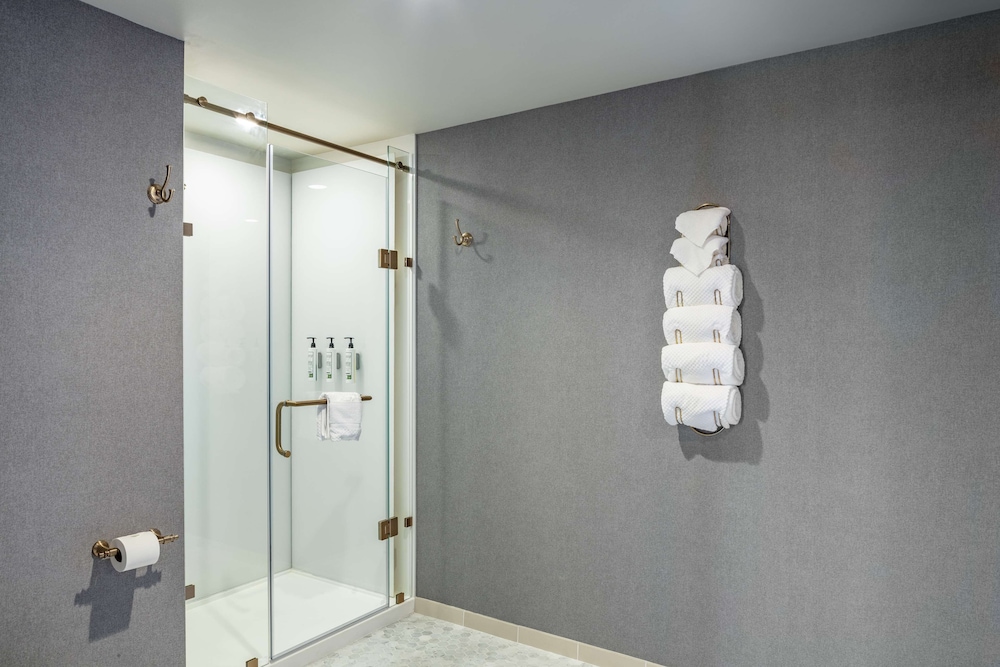Deluxe Room, 2 Queen Beds, Accessible, Bathtub (Hearing) - Photo 4