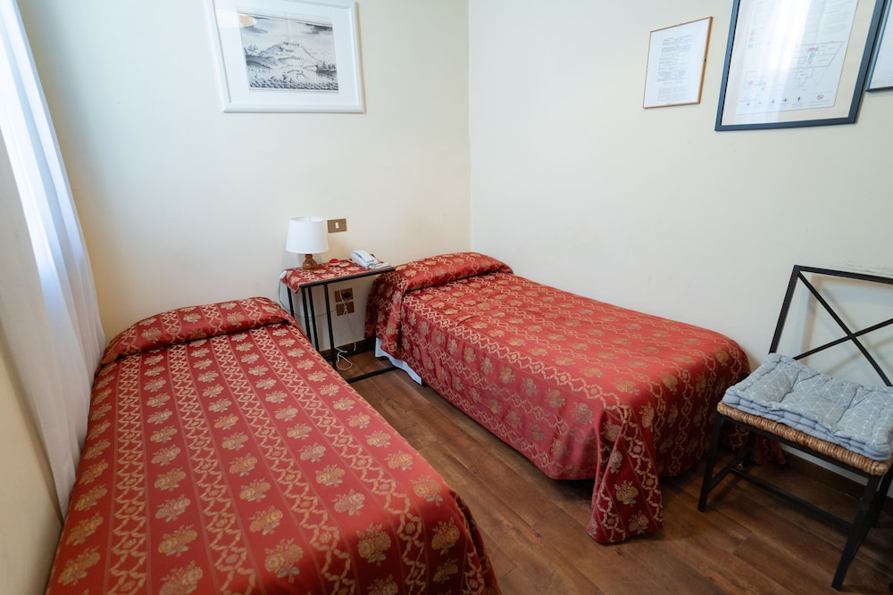 Economy Twin Room, 2 Twin Beds, Shared Bathroom photo 2