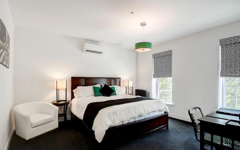 Deluxe Room, 1 King Bed, Jetted Tub photo 2