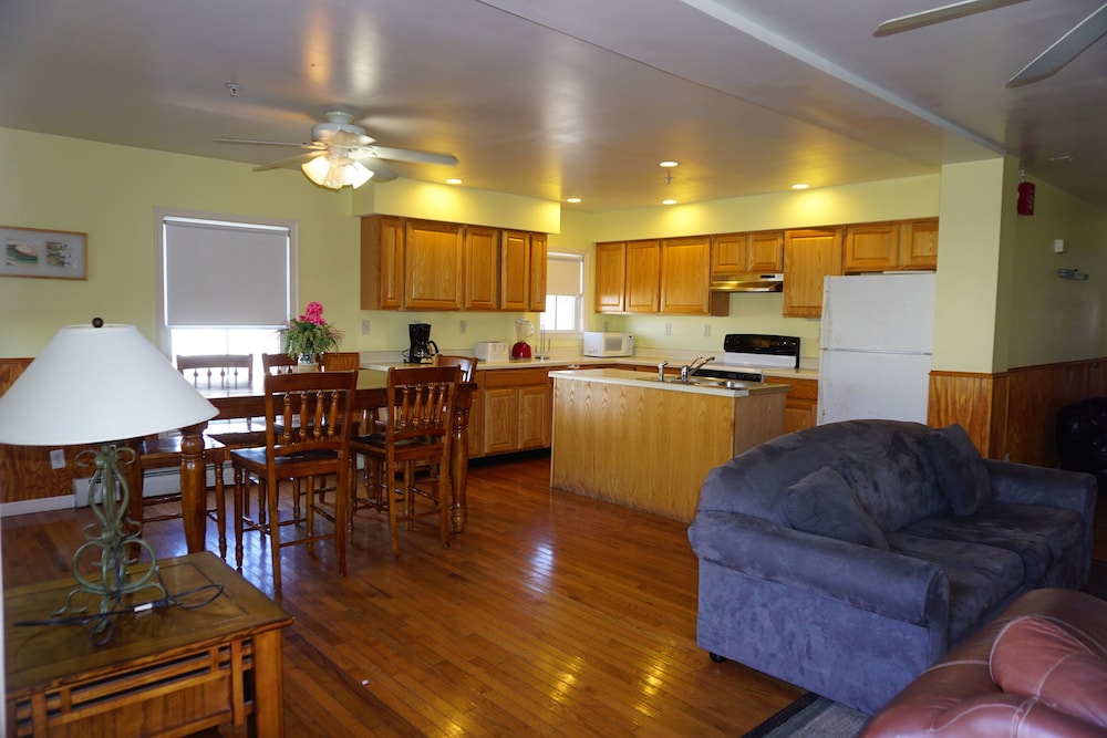 Apartment 1: 2 Bedroom, 1 Bath, Sleeps 6 photo 2