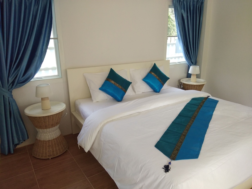 Deluxe Suite With Pool View