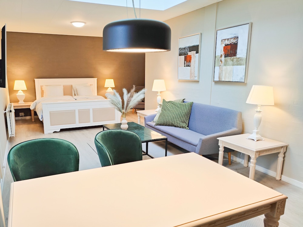 Honeymoon Suite