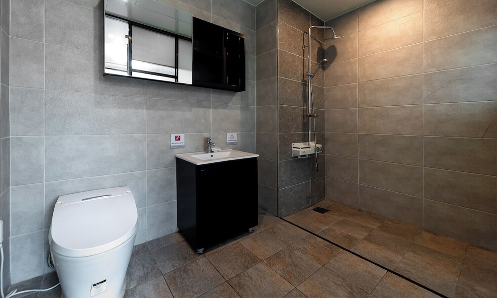 Standard Twin Room - Photo 6