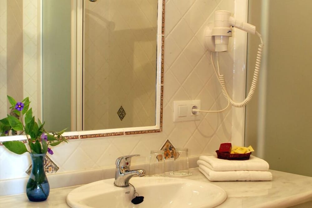 Superior Twin Room, Lake View photo 2