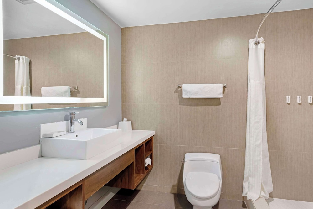 Basic Room, Multiple Beds, Non Smoking - Photo 3