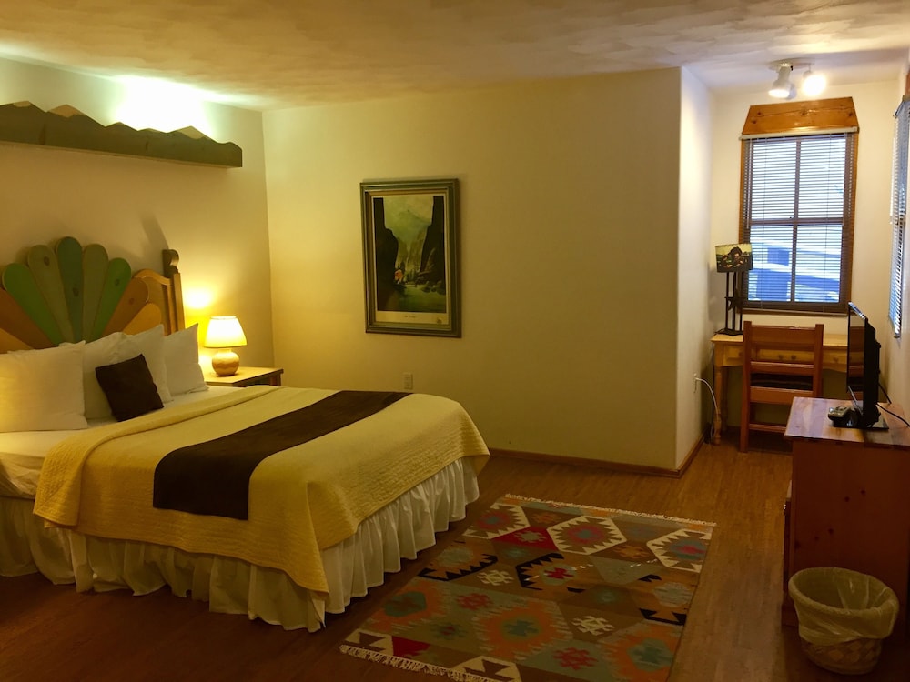 Business Room, 1 Queen Bed (Room 5, Ground Floor) photo 1
