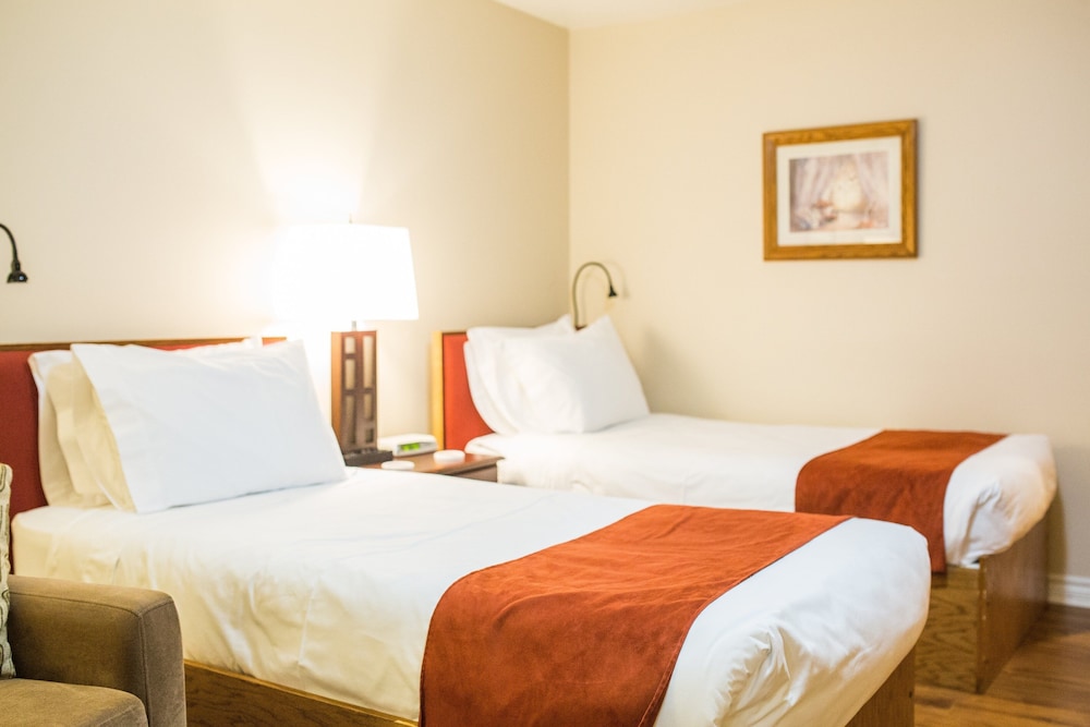 Economy Studio, 2 Twin Beds (Basement Stairs Only)