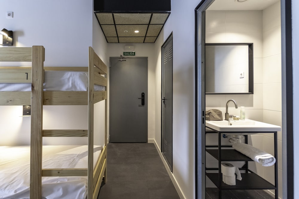 Room, Private Bathroom (7 people) - Photo 1