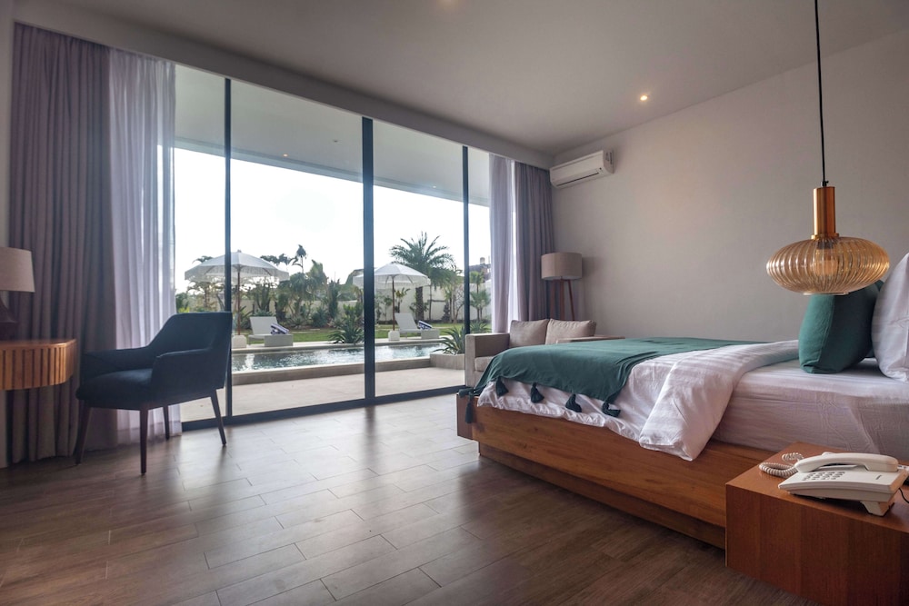 Deluxe Room, 1 King Bed, Non Smoking, Pool View