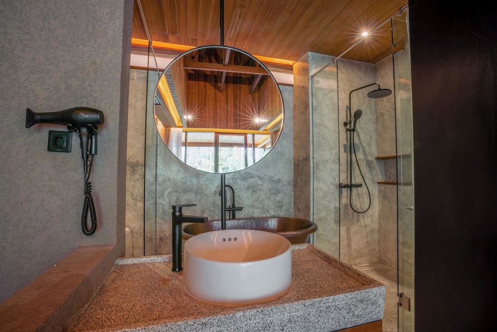 Executive Suite - Photo 10