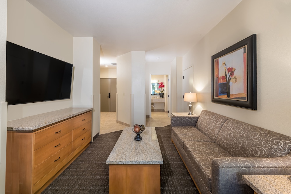 Luxury Suite, 1 King Bed, Balcony, Mountain View