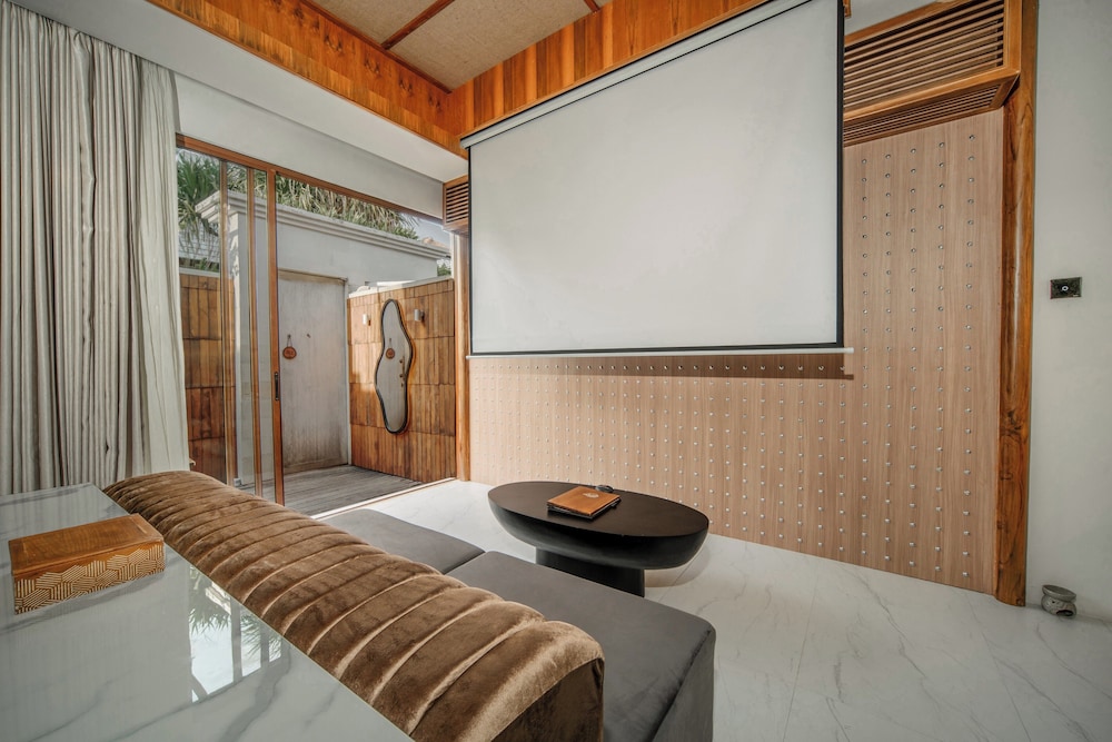 Grand 1 Bedroom Villa with Private Pool & Bathtub photo 3