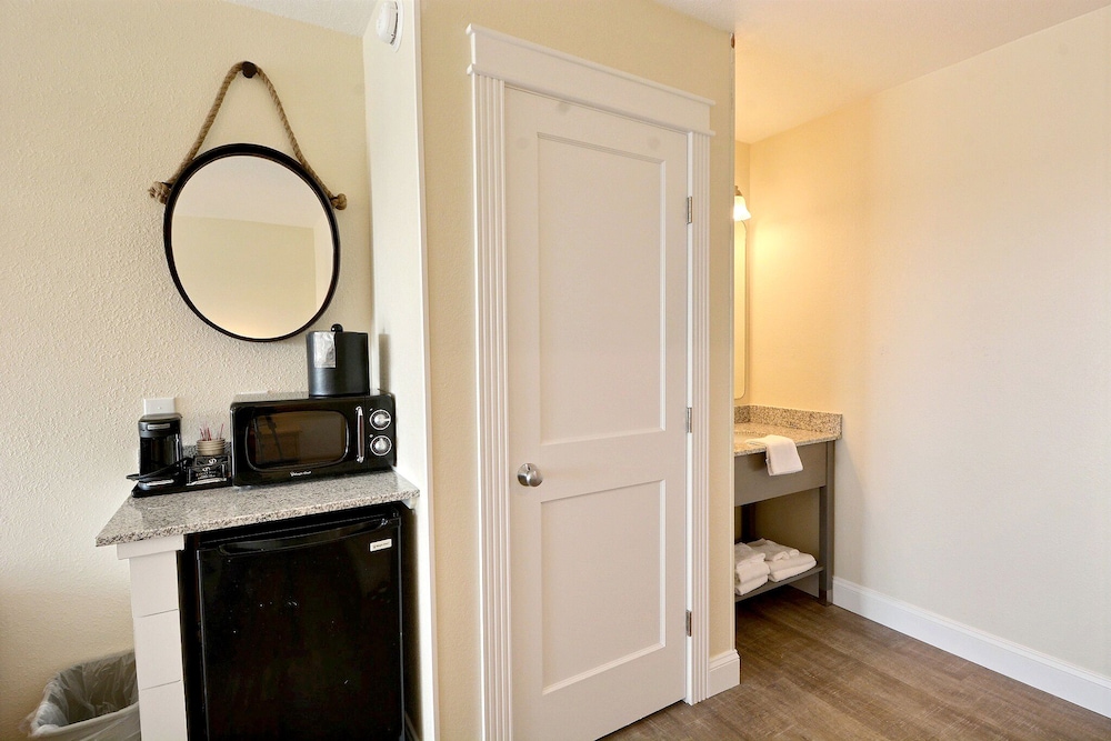 Standard Room, 1 King Bed photo 2