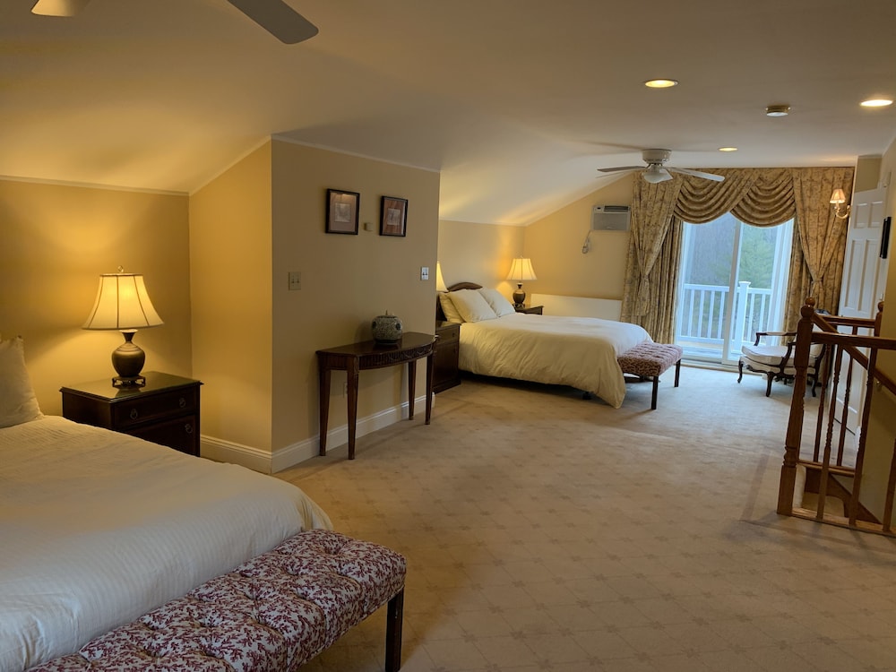 Mountain View Suite (2 Double)
