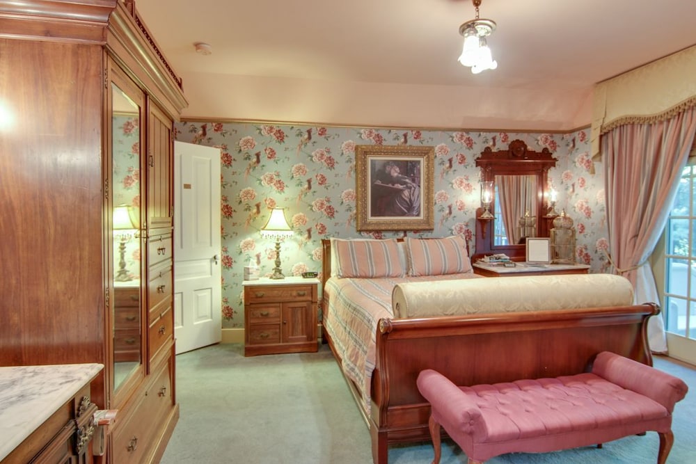 Eastlake Room photo 2