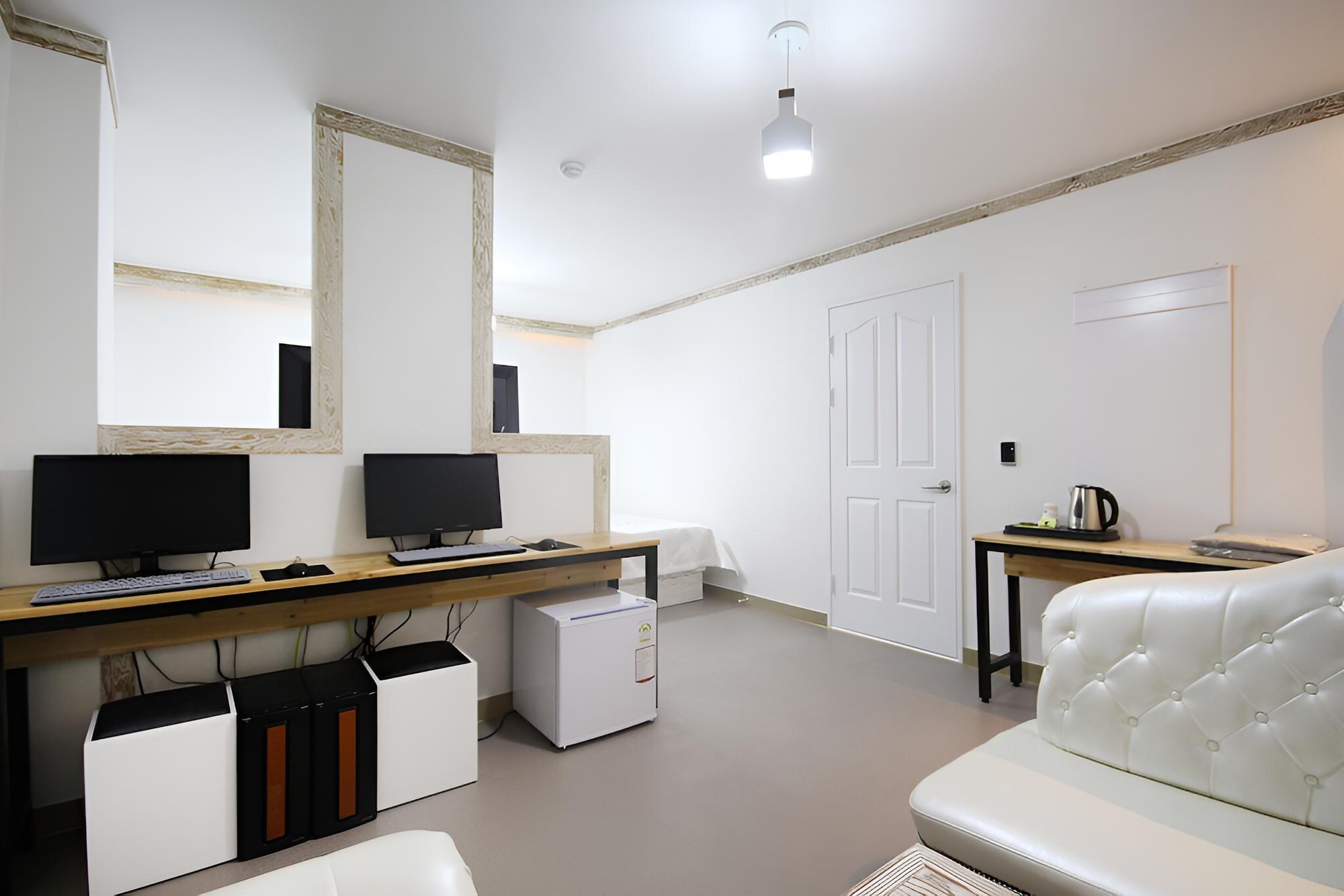Room (VIP (Twin Bed)) - Photo 1