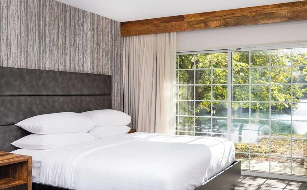 Deluxe Room, Multiple Beds, Courtyard View - Photo 2