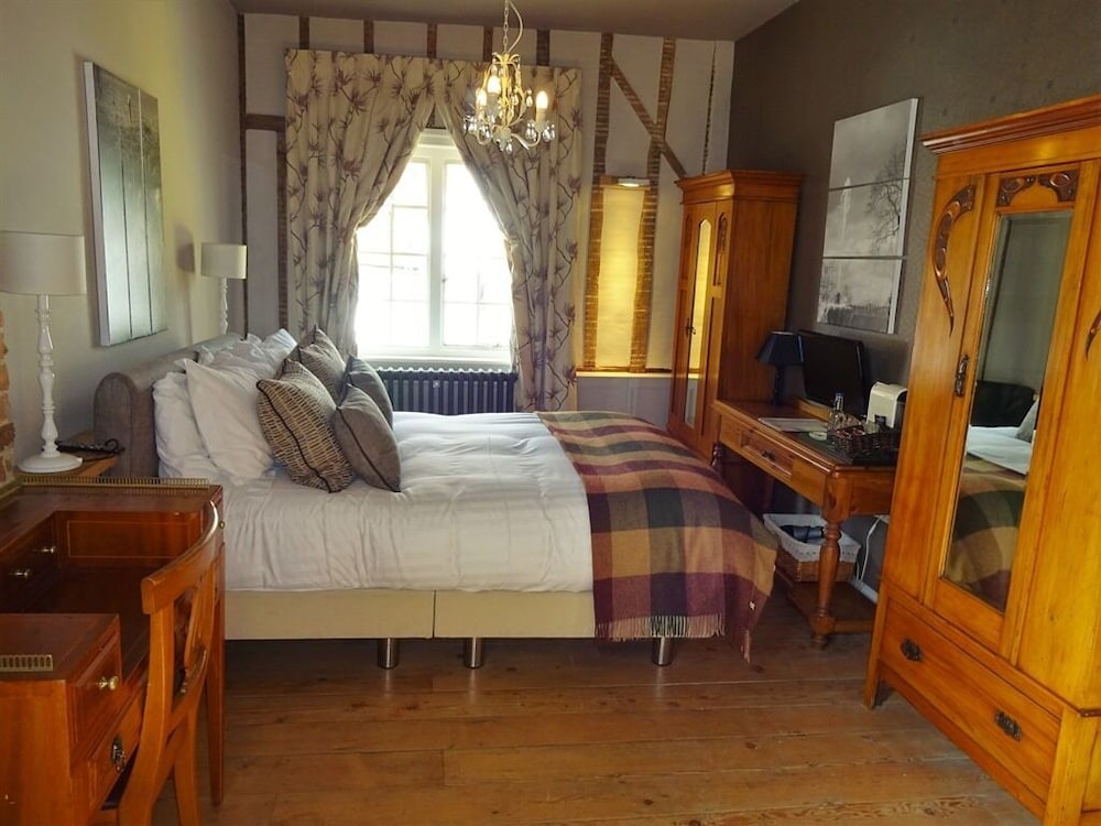 Deluxe Double Room, Ensuite (KING) - Photo 11