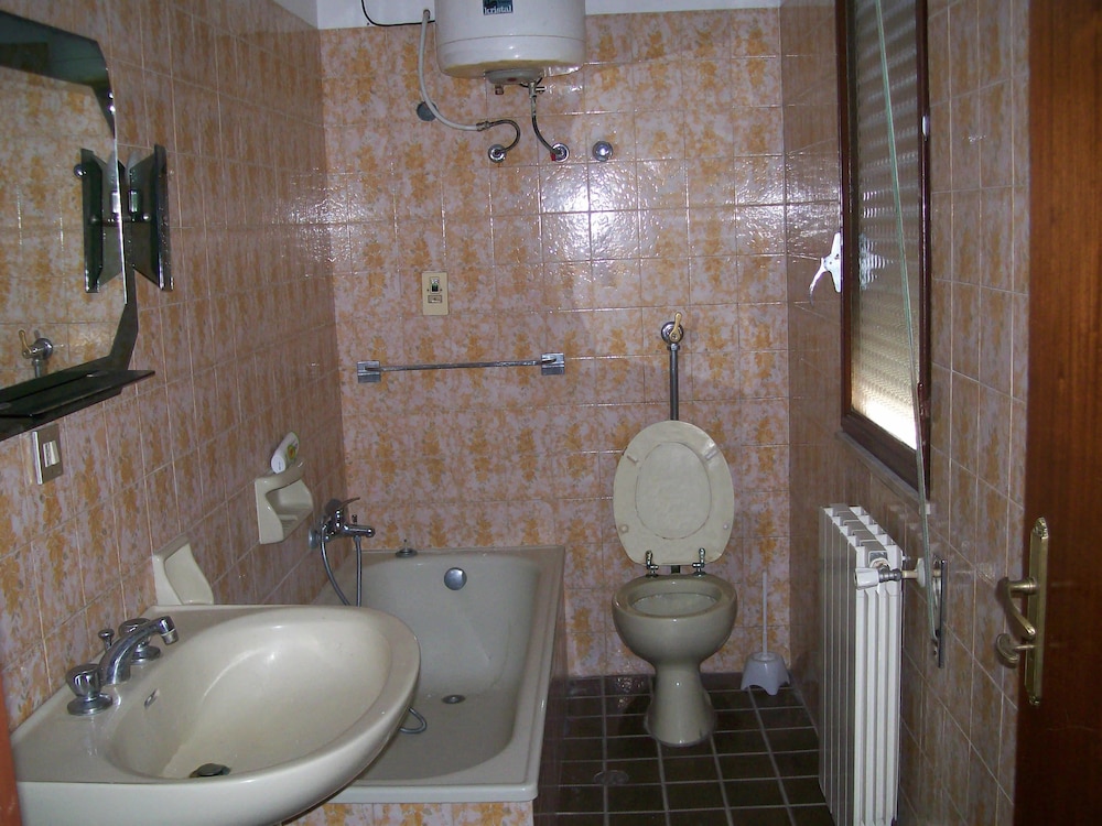 Twin Room, Shared Bathroom photo 3