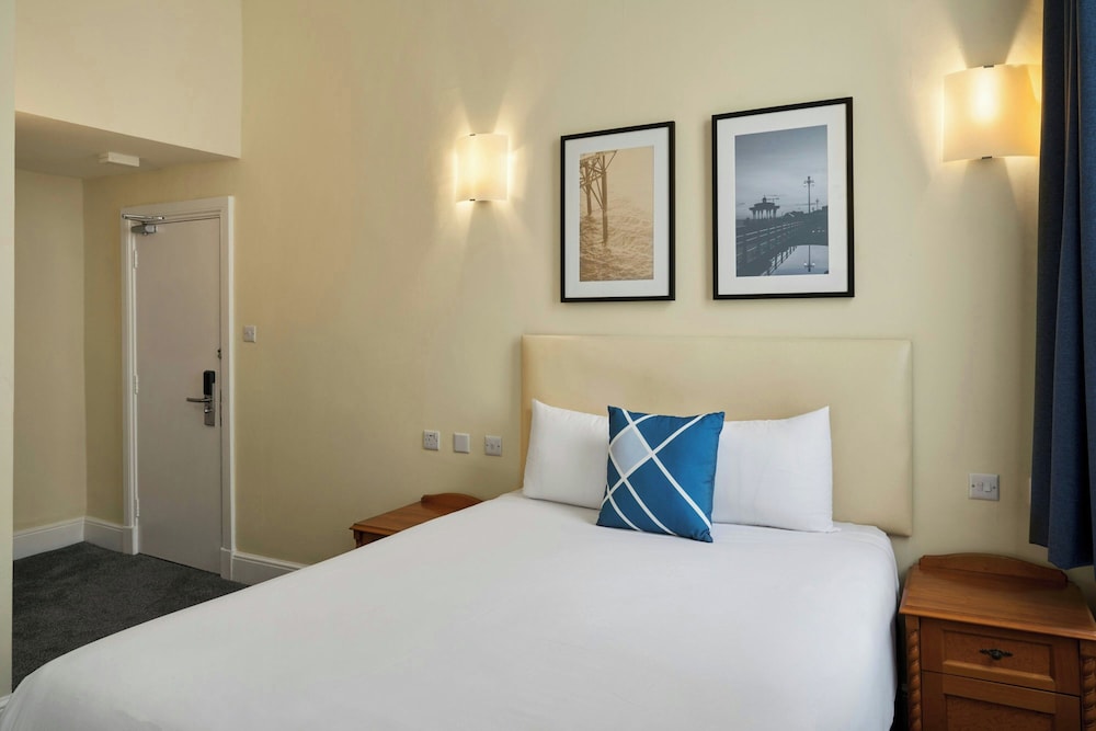Room, 1 Double Bed, Partial Sea View (1 Double & 1 Single) - Photo 1