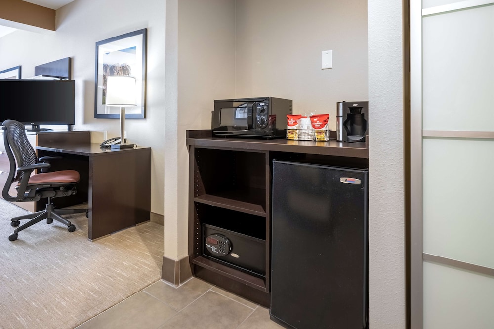 Standard Room, 2 Queen Beds, Non Smoking, Refrigerator & Microwave photo 3
