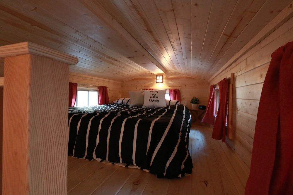 House (Rose Tiny House, No Pets)