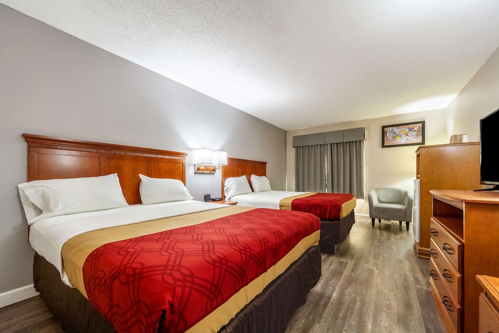 Standard Room, 2 Queen Beds, Non Smoking - Photo 13