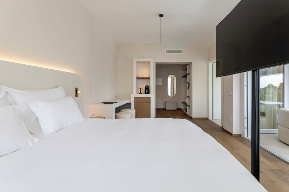 Junior Suite, Hot Tub - Photo 8