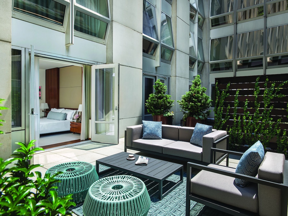 Deluxe King with Courtyard Terrace