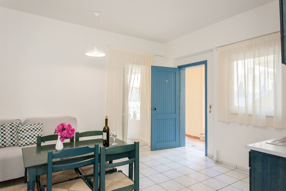 Apartment, 2 Bedrooms, Pool Access, Ground Floor photo 2