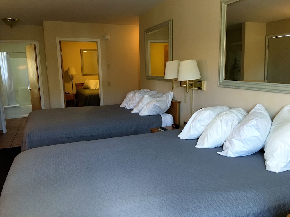 Family Room- 3 Queen Beds photo 1