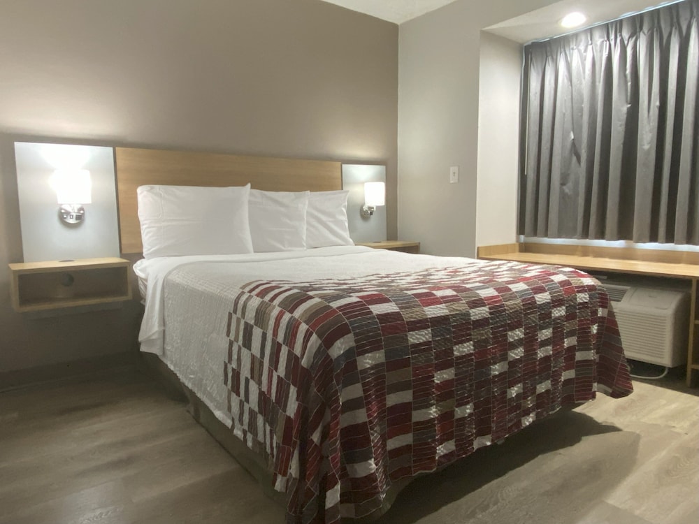 Deluxe Room, 1 Queen Bed, Smoking - Photo 1