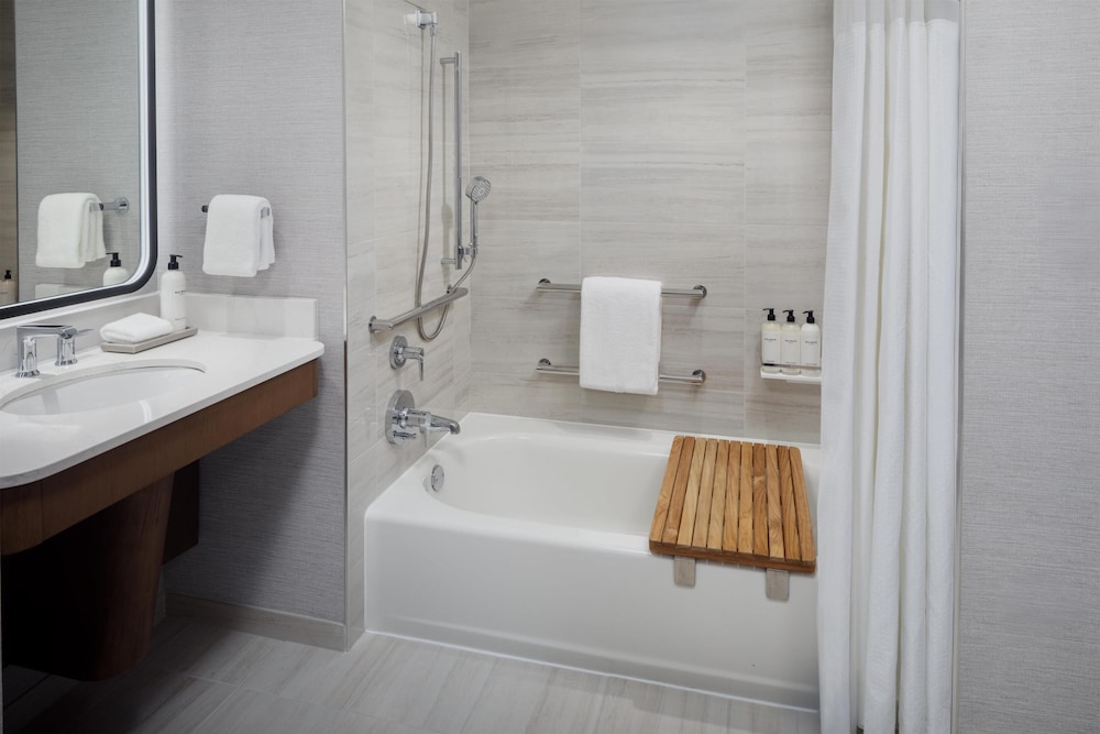 Room, 2 Queen Beds, Accessible, Bathtub - Photo 3