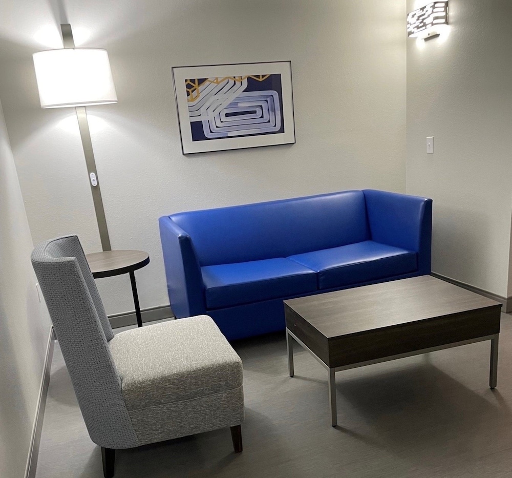 Suite, 1 Bedroom - Photo 1