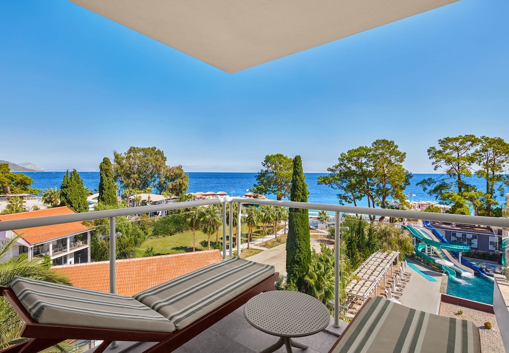 Deluxe Suite, Jetted Tub, Sea View thumbnail 6