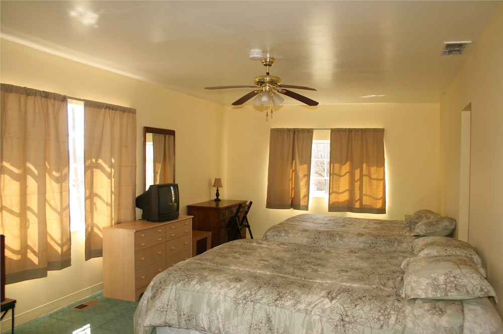 Standard Room, 2 Queen Beds photo 2
