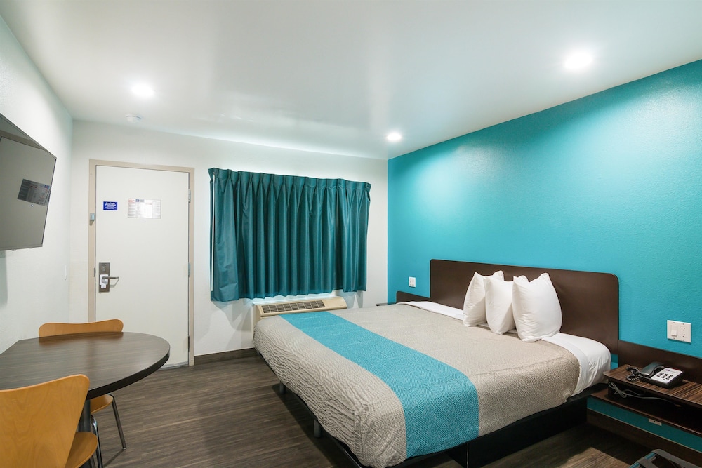 Deluxe Suite, 1 King Bed, Non Smoking, Refrigerator & Microwave - Photo 1