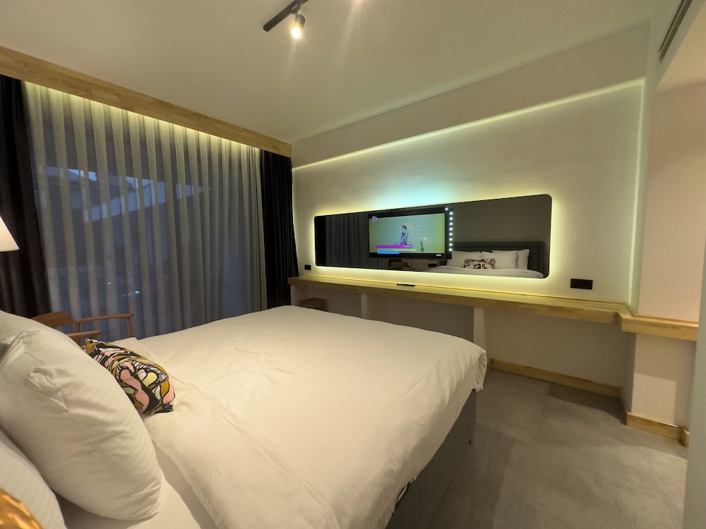 Classic Room, 1 King Bed, Non Smoking, Balcony - Photo 14