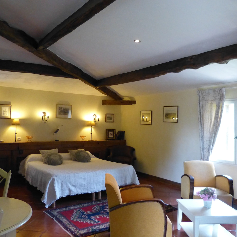 Suite (Ocre) photo 1