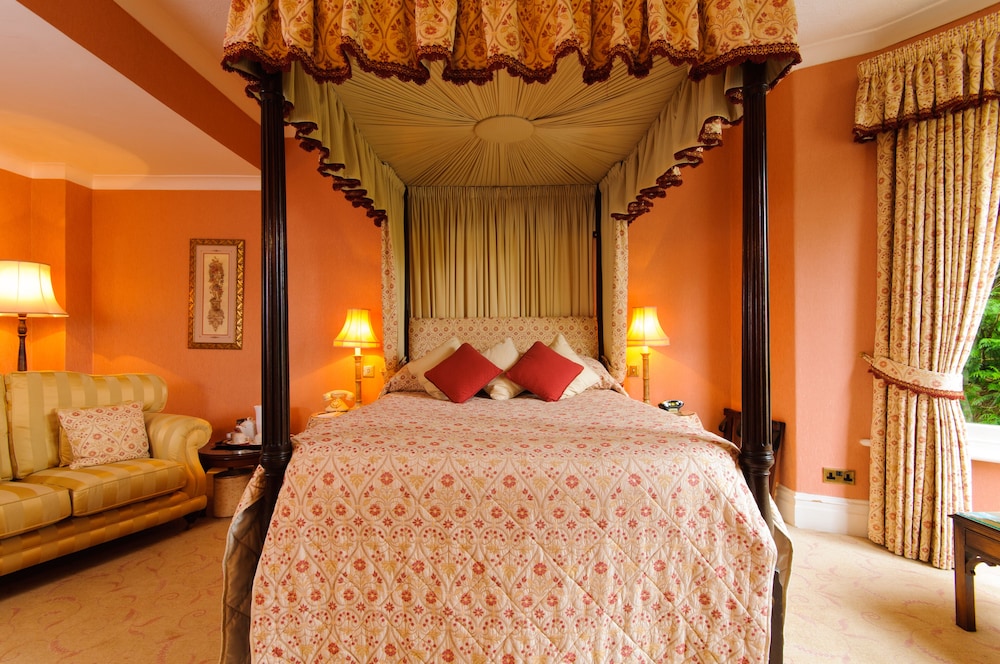 Suite (4 Poster Bed) photo 3
