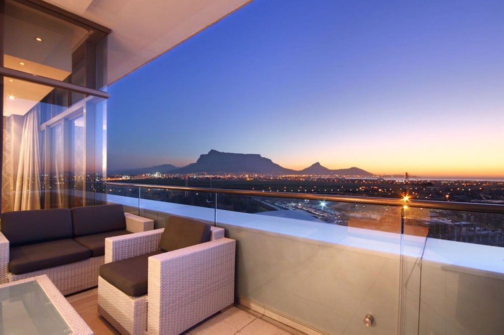 Three-Bedroom Exclusive Penthouse - Photo 31