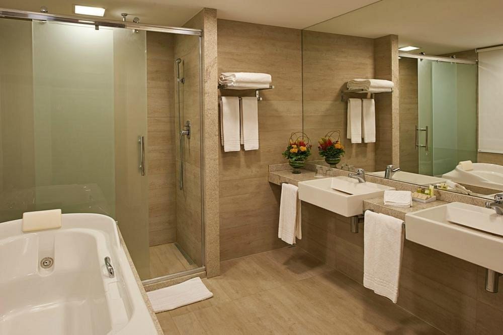 Deluxe Studio Suite, 1 King Bed, Sea View thumbnail 5