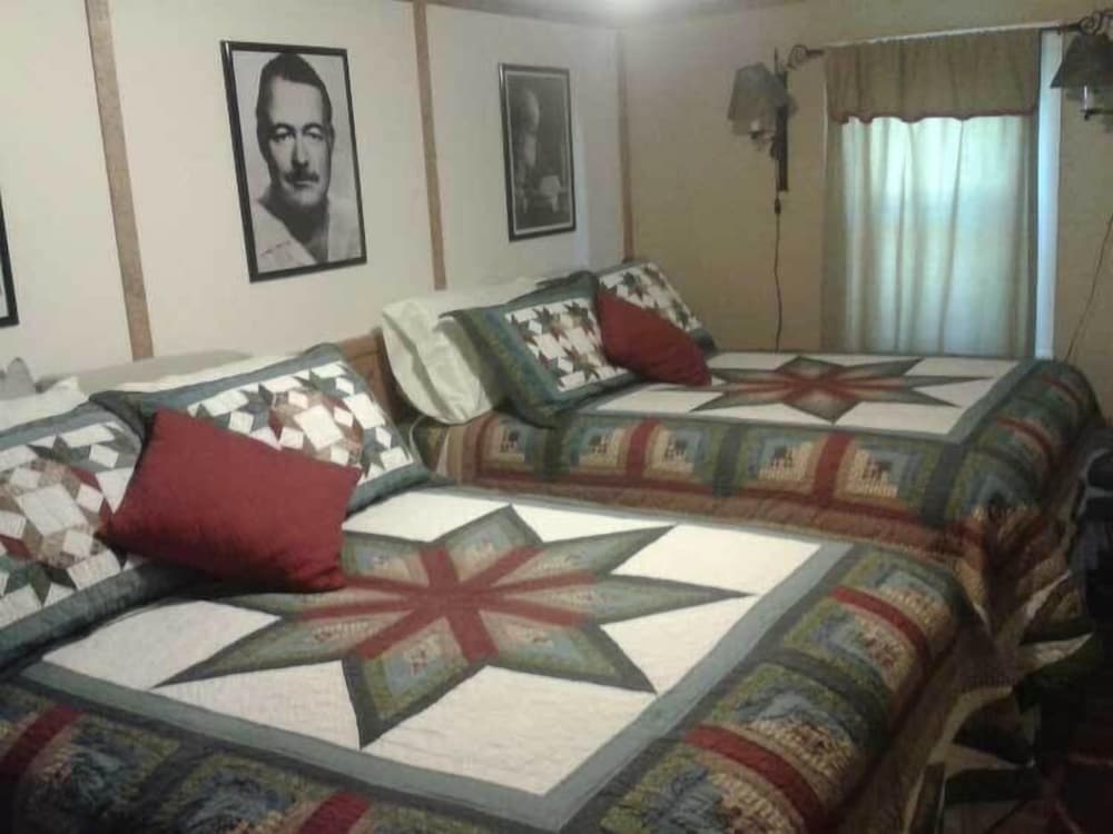 Standard Room, 2 Double Beds (Writer's Room) photo 1