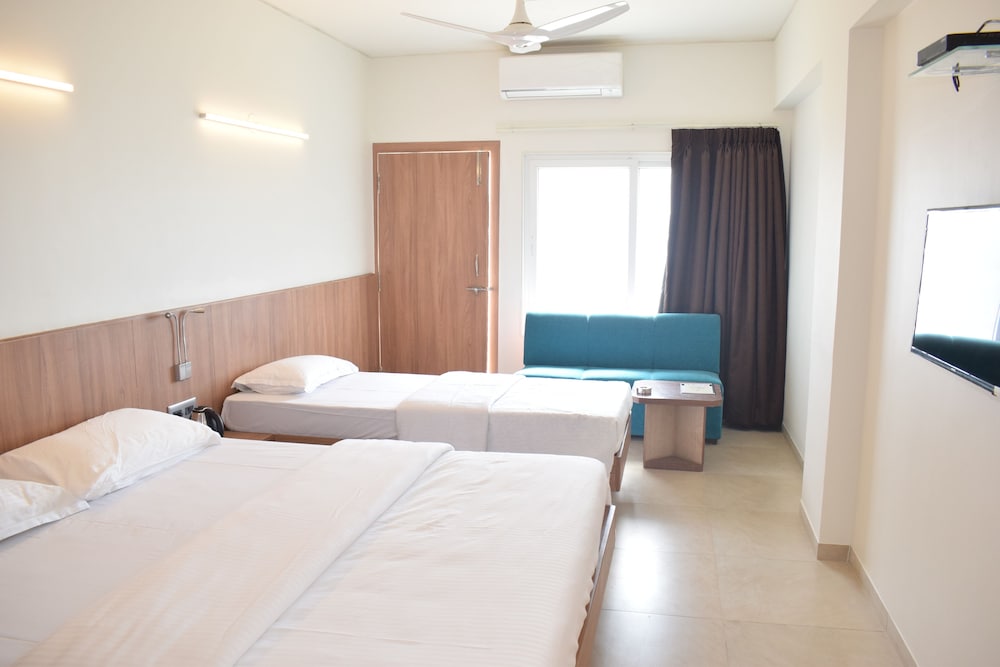 Standard Room, 3 Twin Beds photo 3